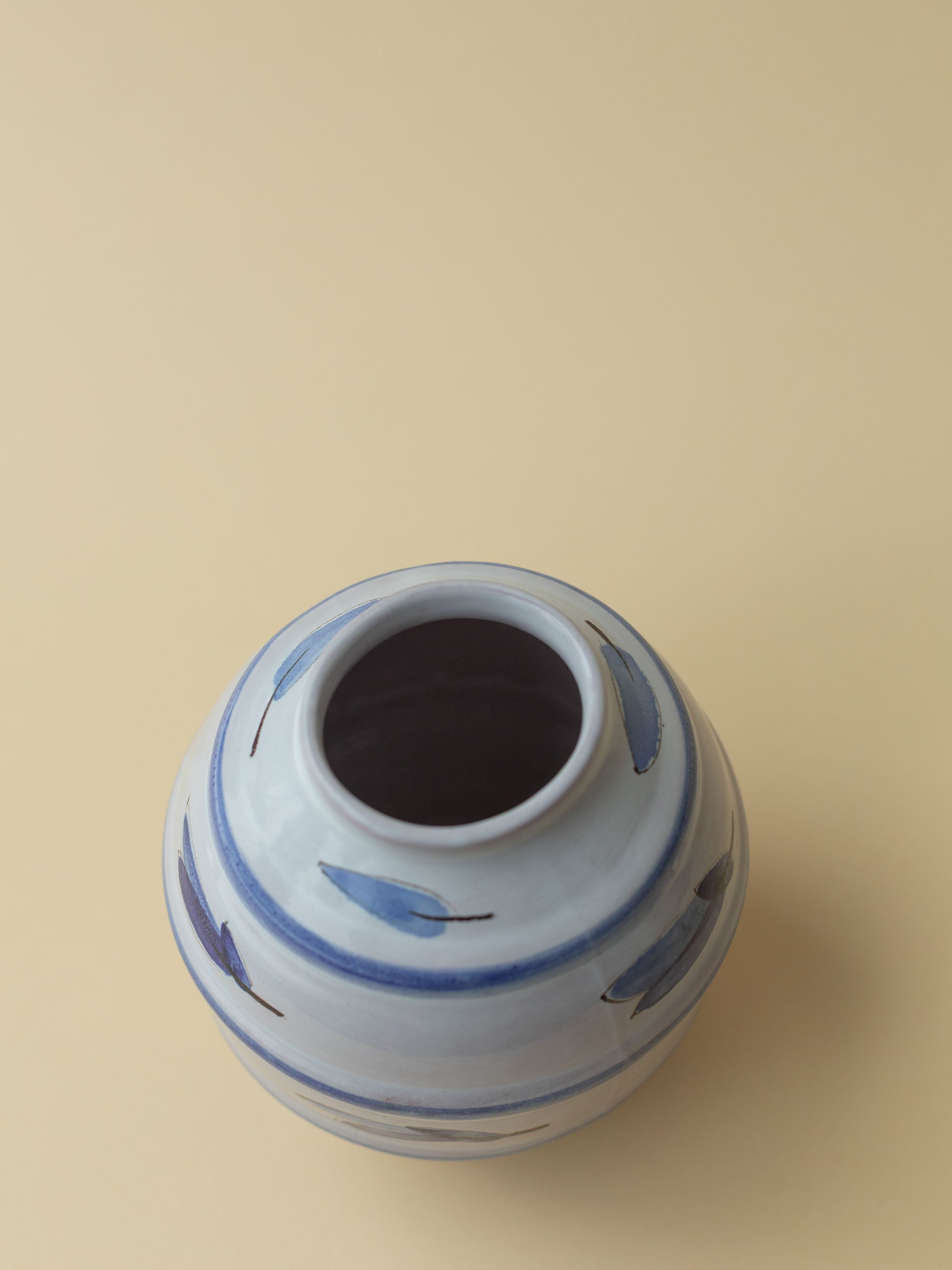 Arabia ARA | "Ampiaispesä" Vase | Medium