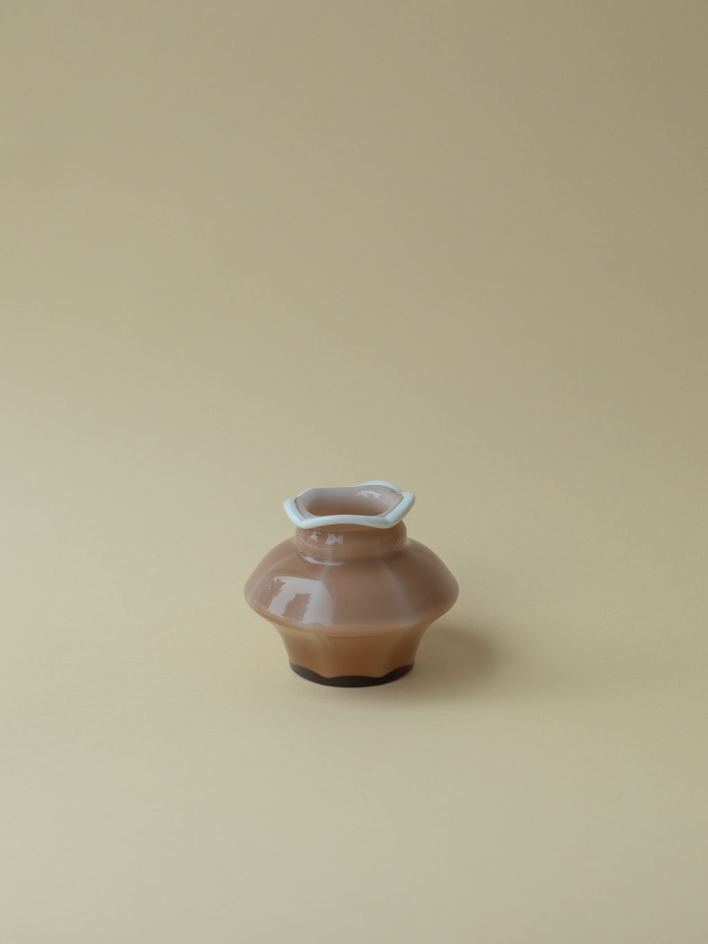 Mouthblown glass vase by Kauklahden Lasi from the 1940s. Brown with white rim. A view from the side.