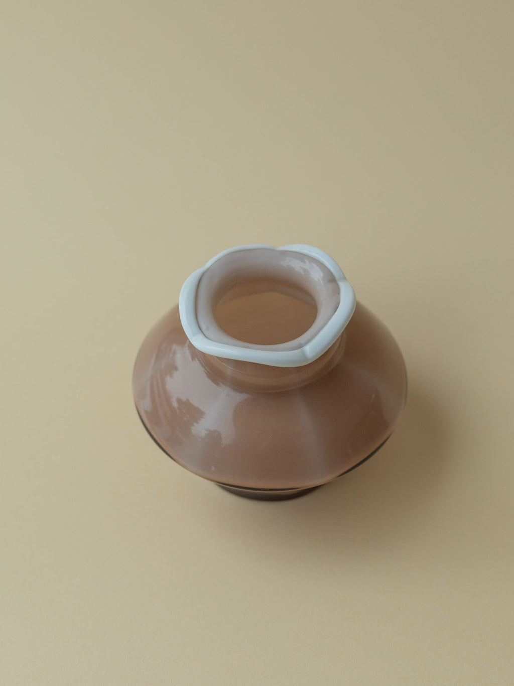 Mouthblown glass vase by Kauklahden Lasi from the 1940s. Brown with white rim. A view from the top.