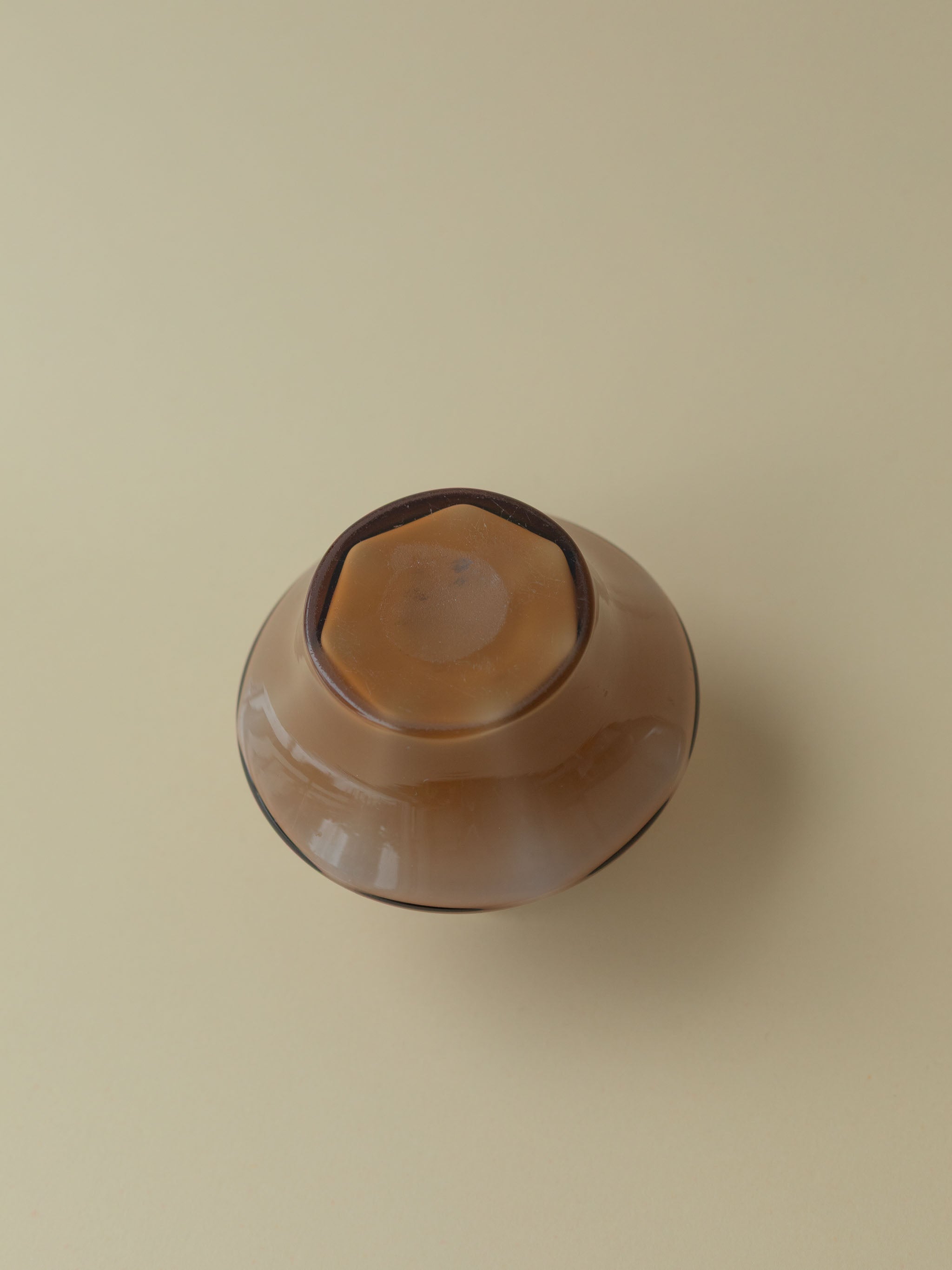 Mouthblown glass vase by Kauklahden Lasi from the 1940s. Brown with white rim. A view of the bottom.