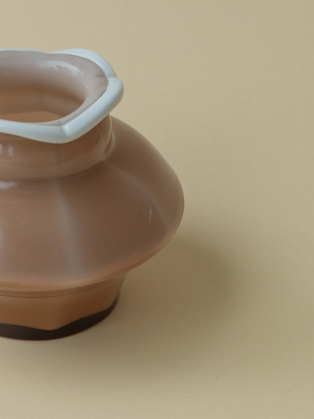 Mouthblown glass vase by Kauklahden Lasi from the 1940s. Brown with white rim. A close up from the side.