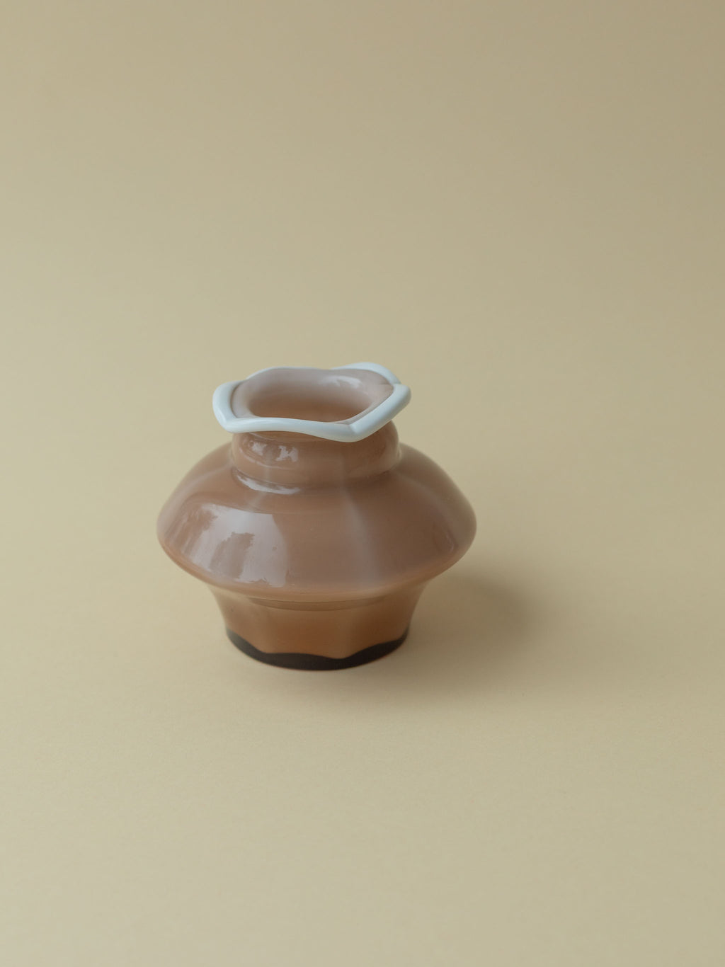 Mouthblown glass vase by Kauklahden Lasi from the 1940s. Brown with white rim. 