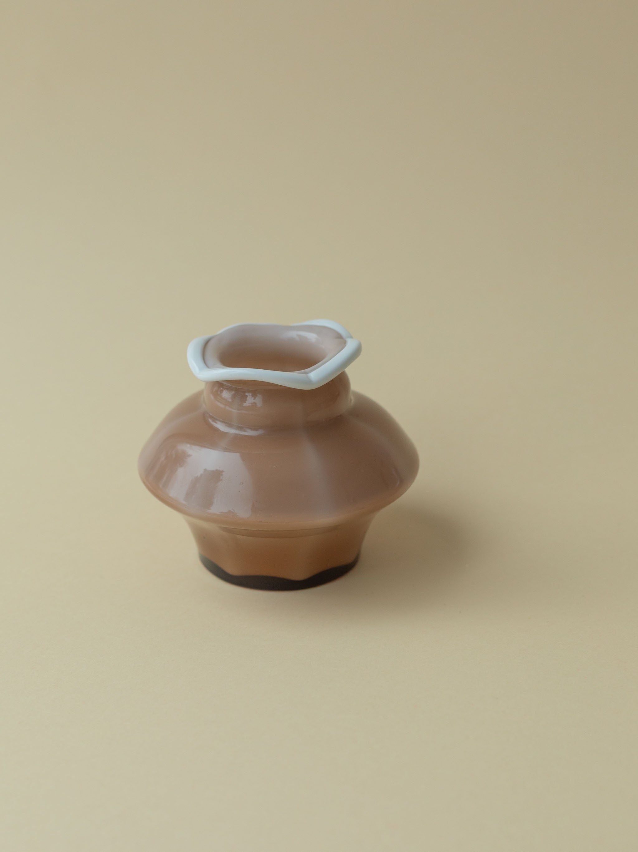 Mouthblown glass vase by Kauklahden Lasi from the 1940s. Brown with white rim. 