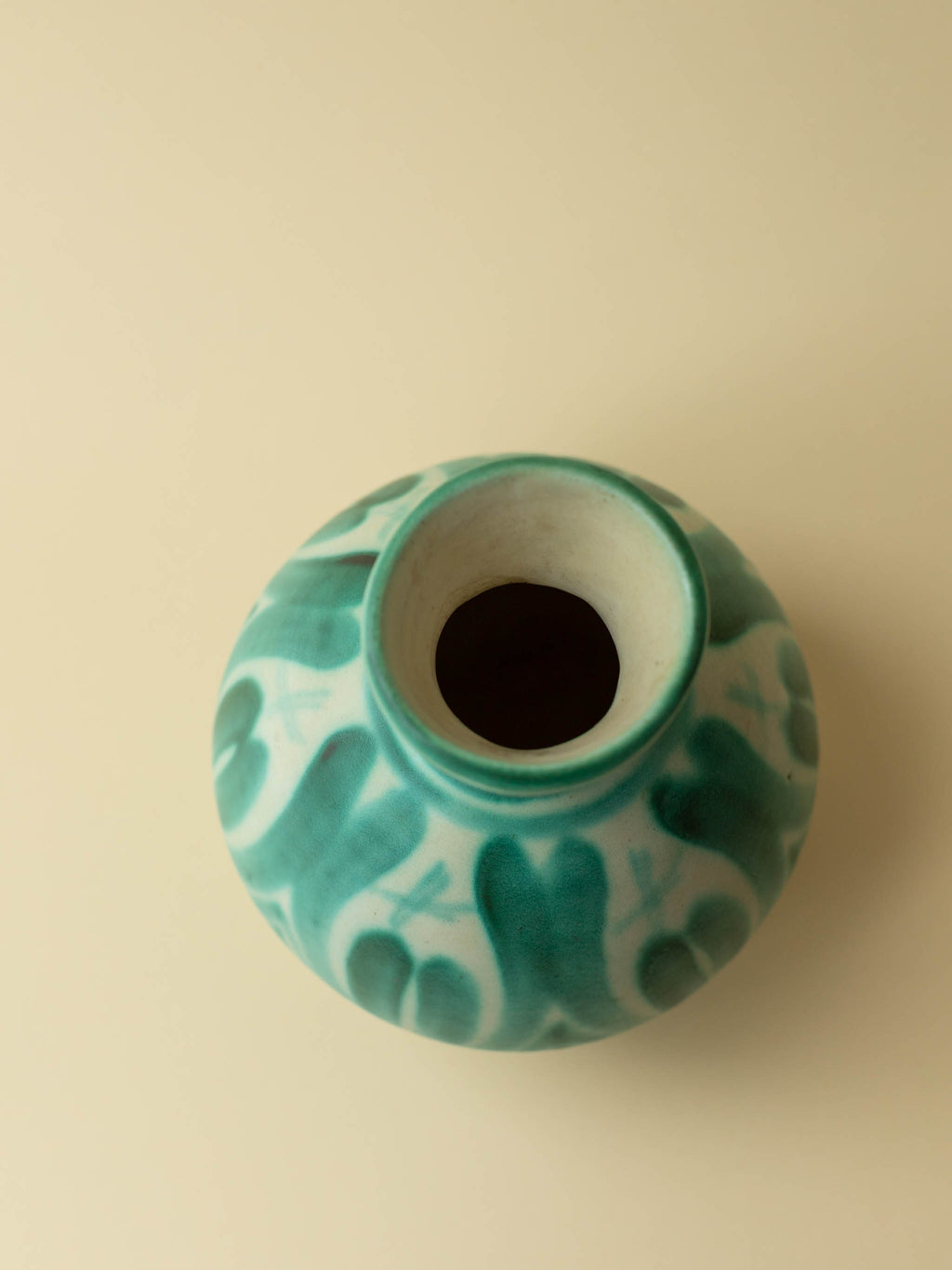 A green hand painted ceramic vintage vase by Kupittaan Savi. Scandinavian vintage vase from Finland. A view from the top.